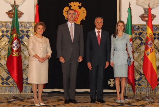 Sus Majestades los Reyes junto a Sus Excelencias el Presidente de la República Portuguesa y su esposa, momentos antes del encuentro en el Palacio de B